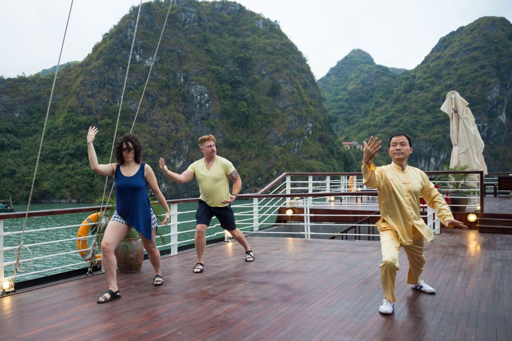 fare taichi a bordo ad Halong